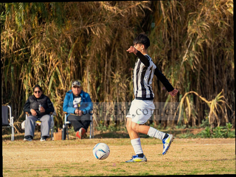 一扇红色大门，门框上缠绕着金色绸带